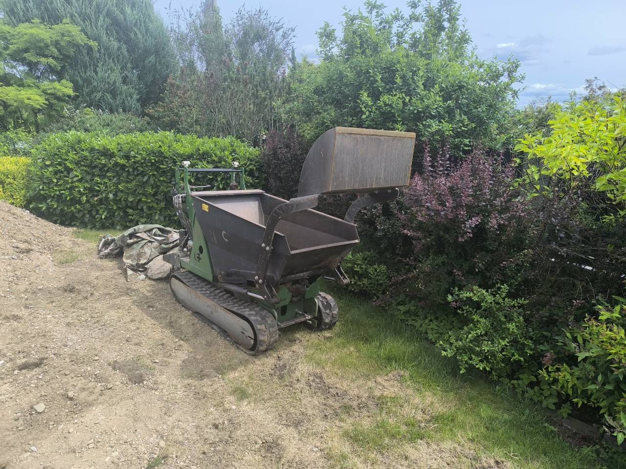 Dumper připravený na přesun zeminy