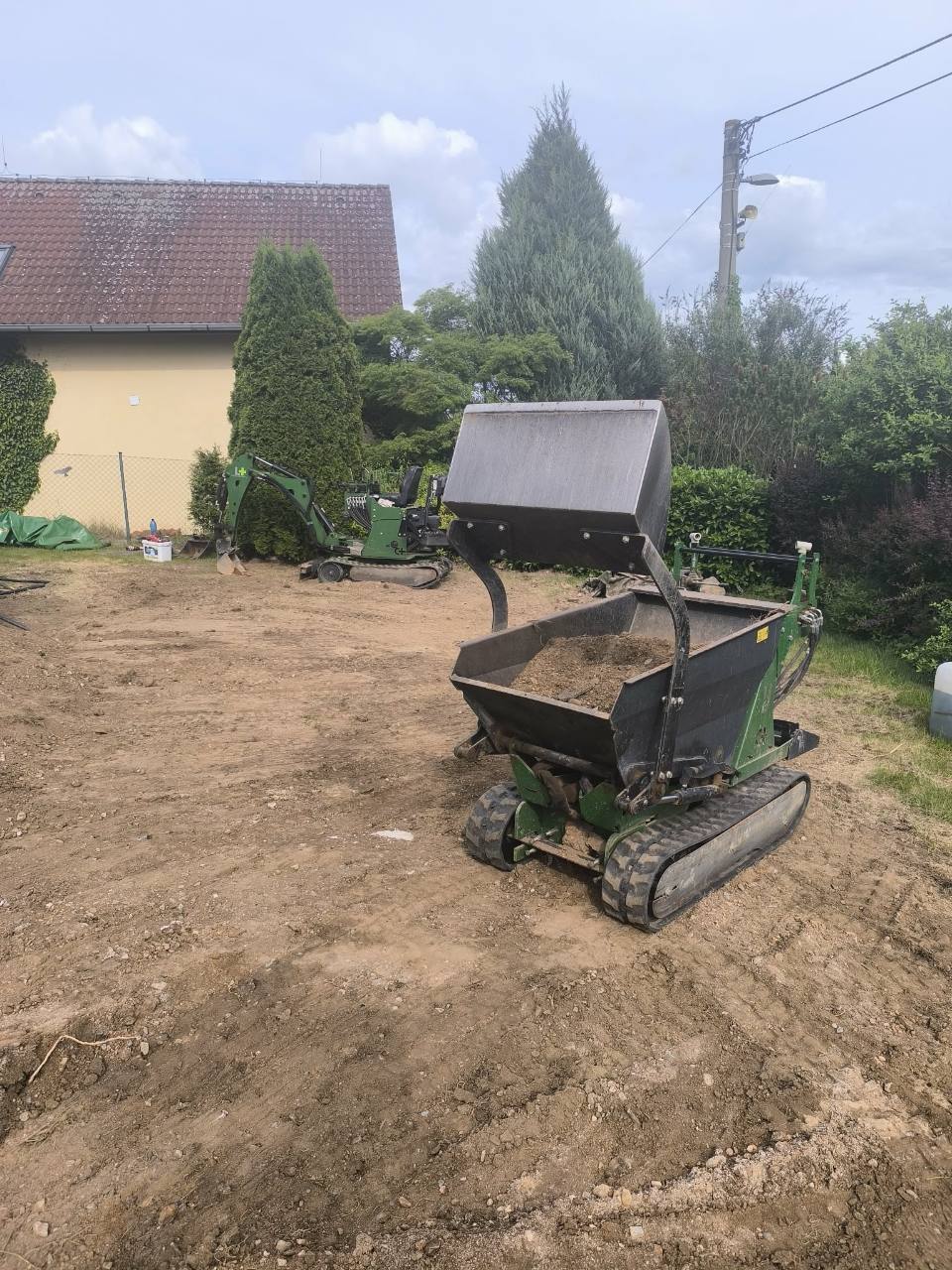 Dumper se zeminou při práci na pozemku